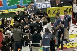 制霸篮下！哈尔滕施泰因得到9分2帽2断 狂抢17板创生涯新高